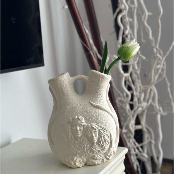 Native American Cuple White ceramic Vase - Picture 1 of 10